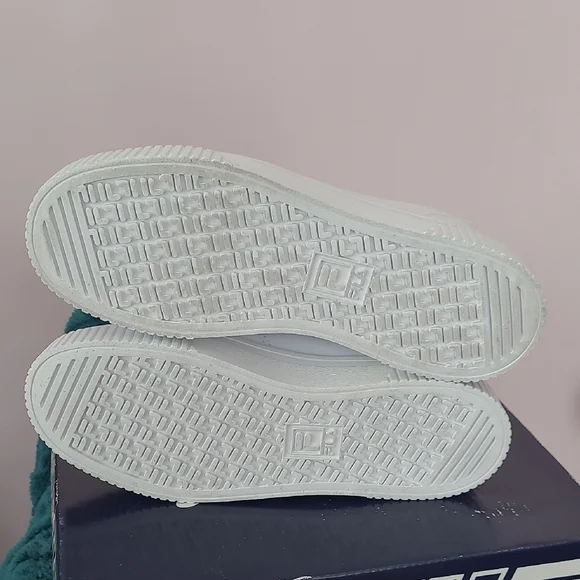 Fila Classic White Sneakers - Picture 5 of 6
